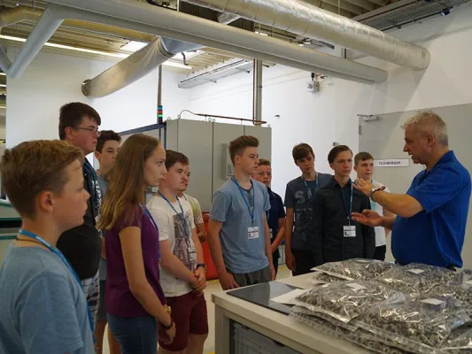 Bild: OFFEN FÜR MORGEN - SCHÜLER BESUCHEN KRAMSKI