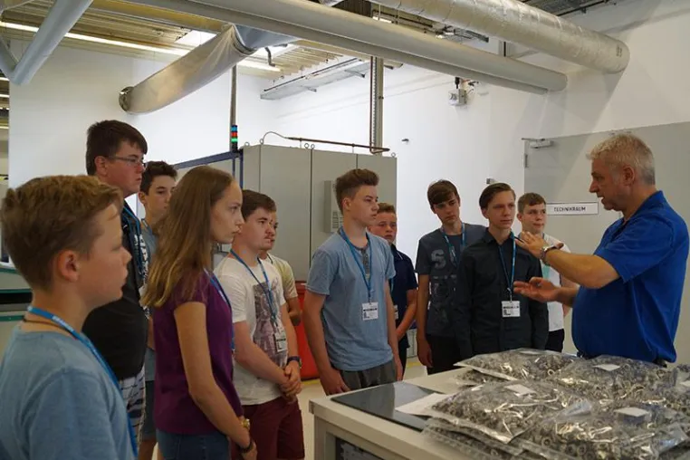 OFFEN FÜR MORGEN - SCHÜLER BESUCHEN KRAMSKI Bild: OFFEN FÜR MORGEN - SCHÜLER BESUCHEN KRAMSKI