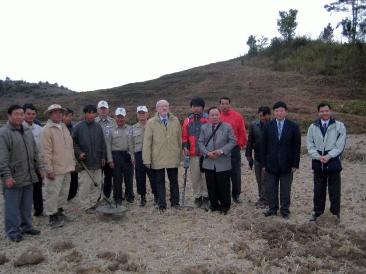 Ludwig Neuber (mitte) und Padith Phongpachith (rechts) von GLFS e.V. mit dem Bombenräumkommando und Assoc. Prof. Dr. Som Ock Kingsada (5. v.r.) von der