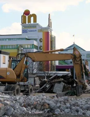 Bild: Möbel Inhofer beginnt mit Bauarbeiten für große Glasbrücke