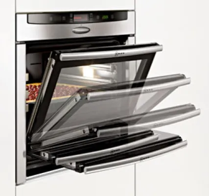 Bild: SLIDE® und HIDE® von Neff – Backofen der neuen Generation bietet clevere Details