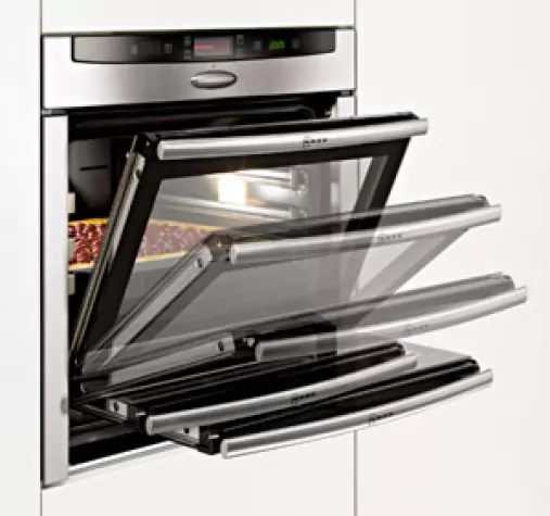 Bild: SLIDE® und HIDE® von Neff – Backofen der neuen Generation bietet clevere Details