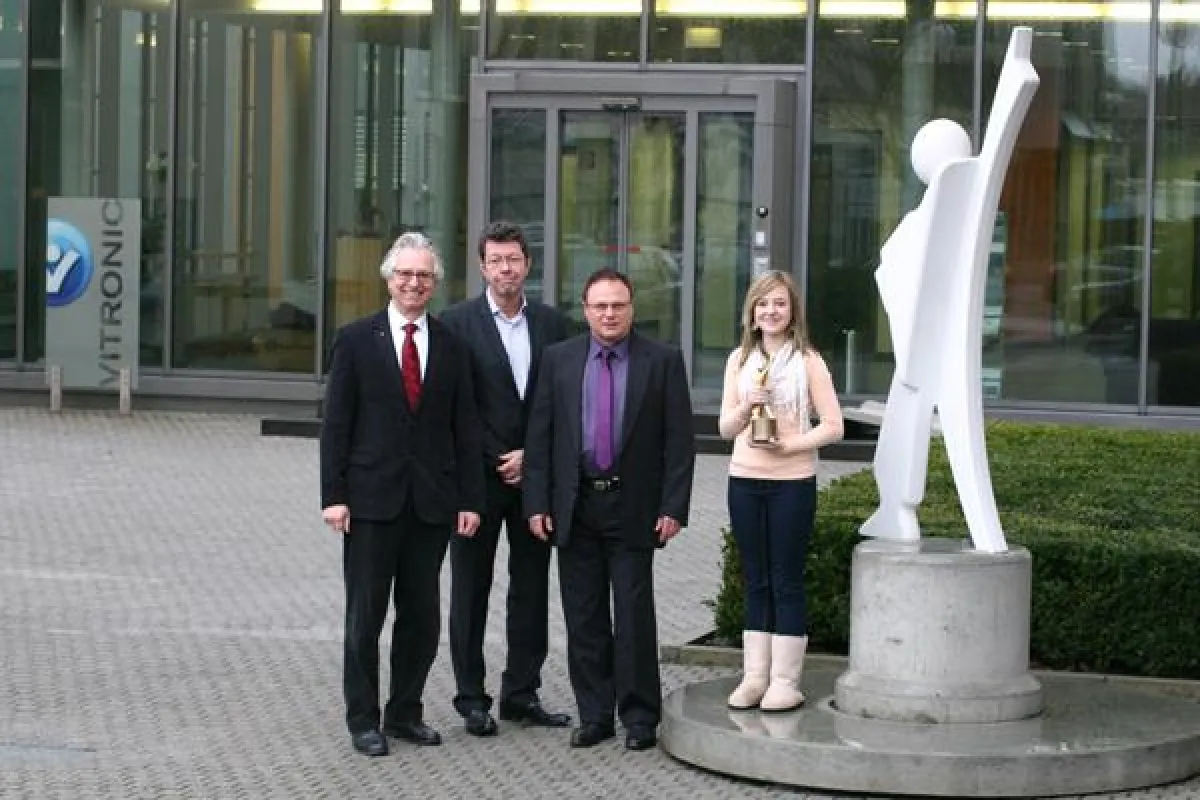 Thomas Michel (1.v.l.) übergibt den Leonardo an Gerhard Bär (3.v.l.)