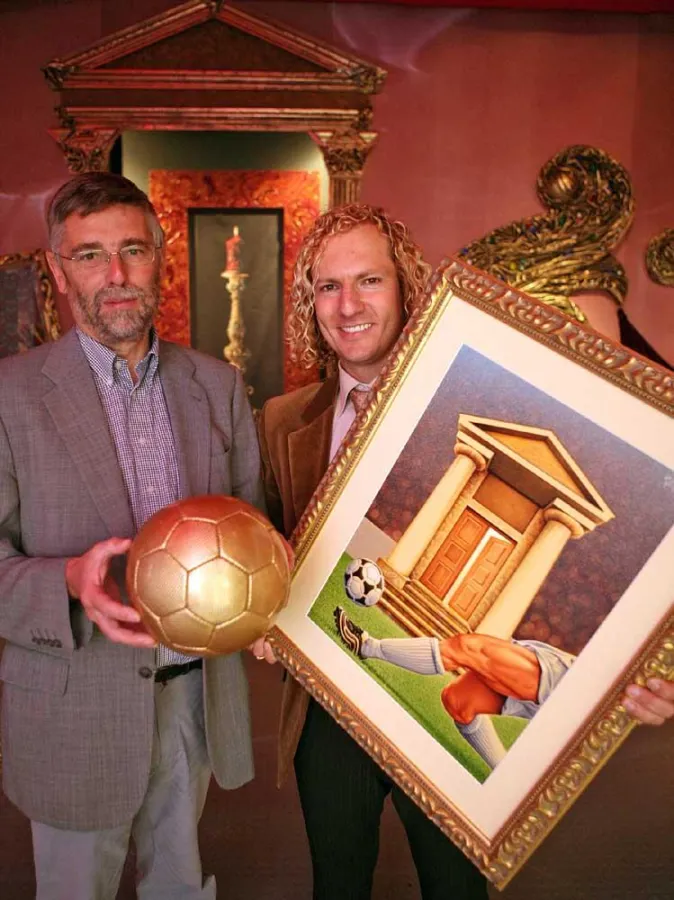 Der Ausstellungsleiter der Nürnberger Schau, Dr. Josef Kirmeier (links), und der Pressesprecher der Magdeburger Ausstellung, Dr. Alexander Schubert, präsentieren das Titelbild des Kulturflyers, das de