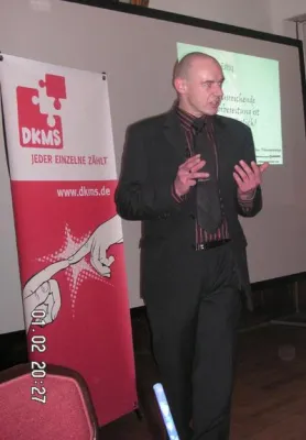 Bild: Von Visitenkarten und Toilettenslippern - Henry Schubert refereriert für Connect4Benefit