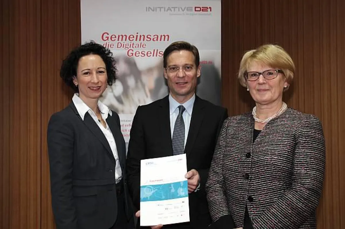Dr. P. Wolf, R.A. Wieland und Staatssekretärin C. Rogall-Grothe präsentieren den eGovernment MONITOR