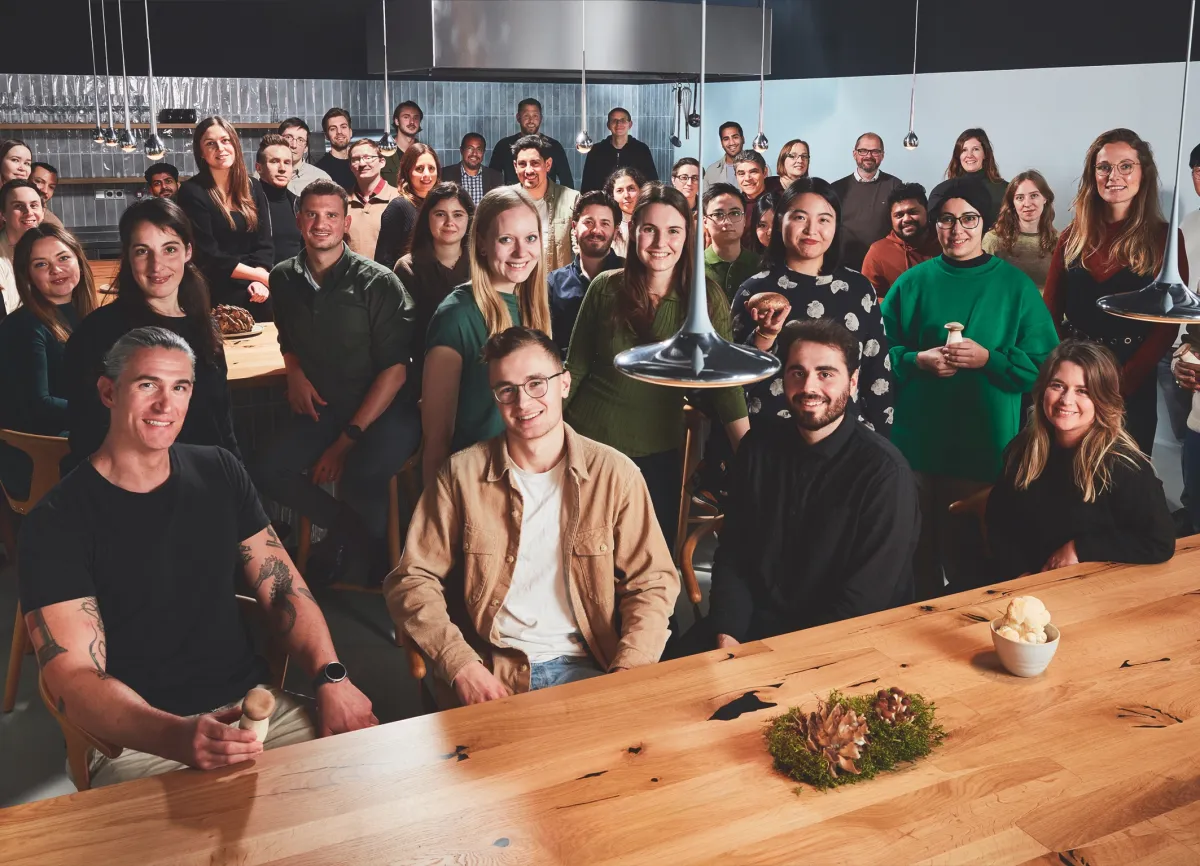 Die gesamte Infinite Roots-Crew am Standort Hamburg (© Infinite Roots)