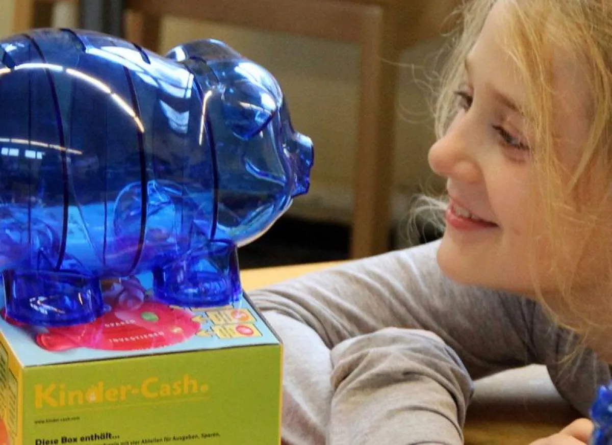 Mit dem blauen Sparschein haben Kinder den Durchblick beim Geld