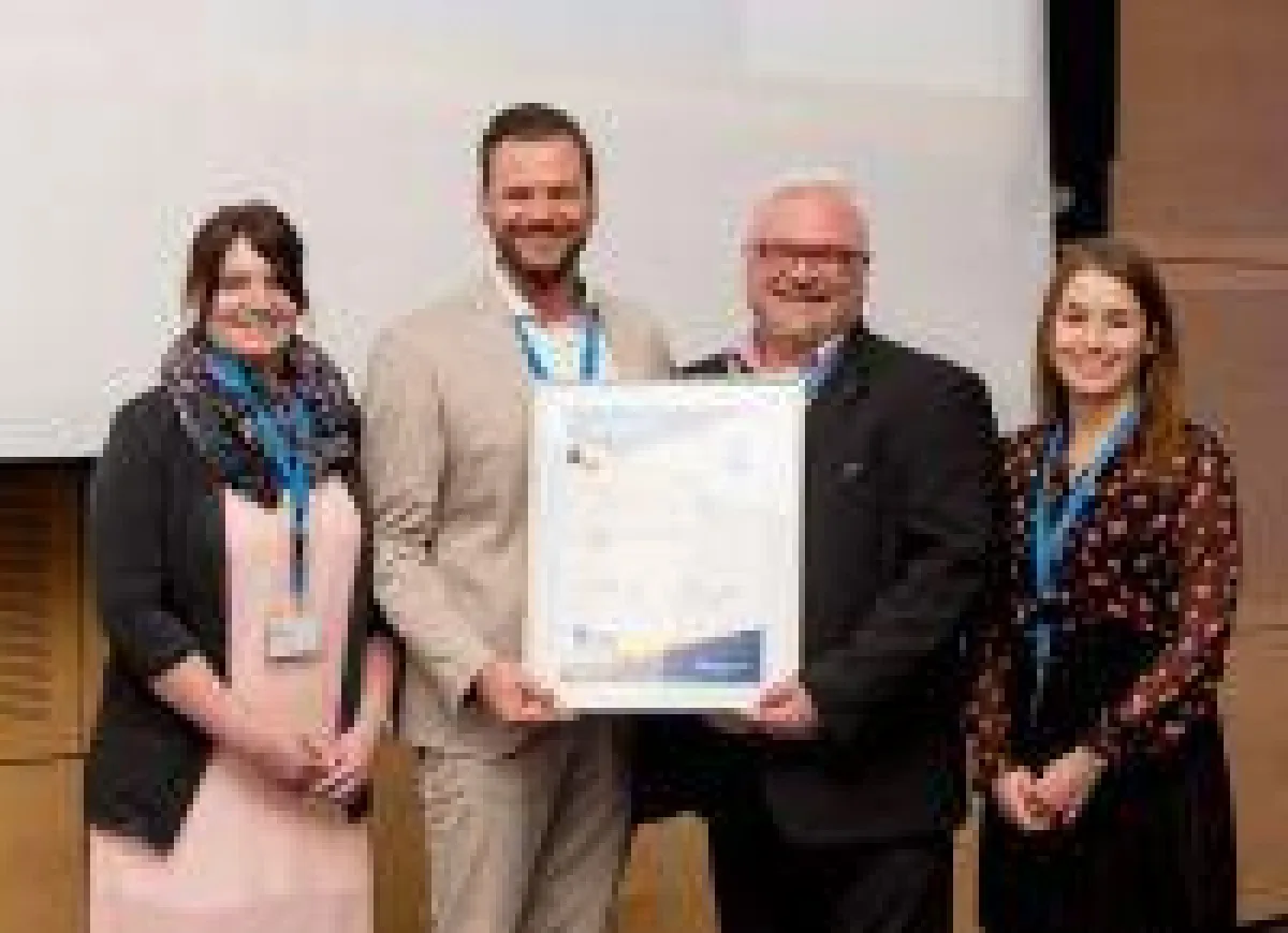 Christoph Ziller, Leiter Kundenbetreuung (2.v.l.) nahm die Auszeichnung von Michael Weppler (TÜV Rheinland AG; 2.v.r.) entgegen.