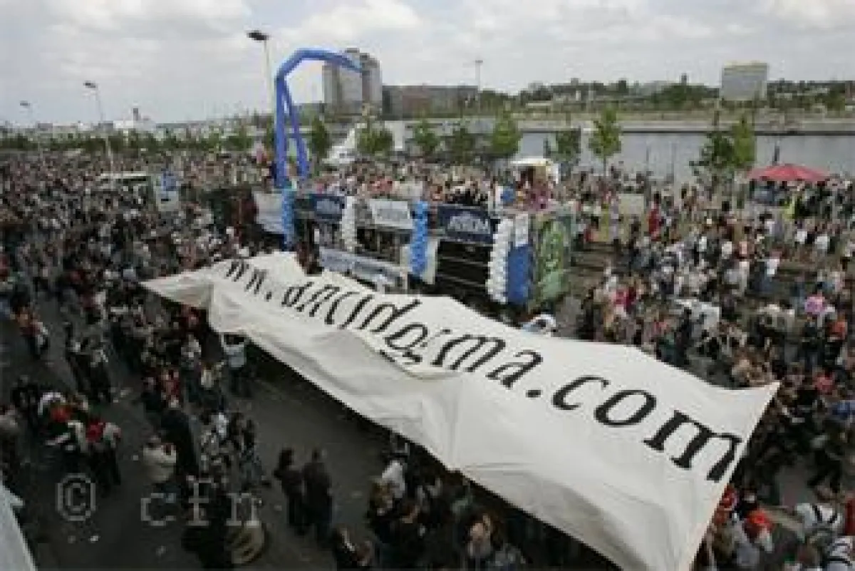 Alle Trucks fahren, dieser hier läuft. ?The-Walking-Truck? in Kiel war eine Protest-Aktion gegen das Kondomverbot des Papstes!