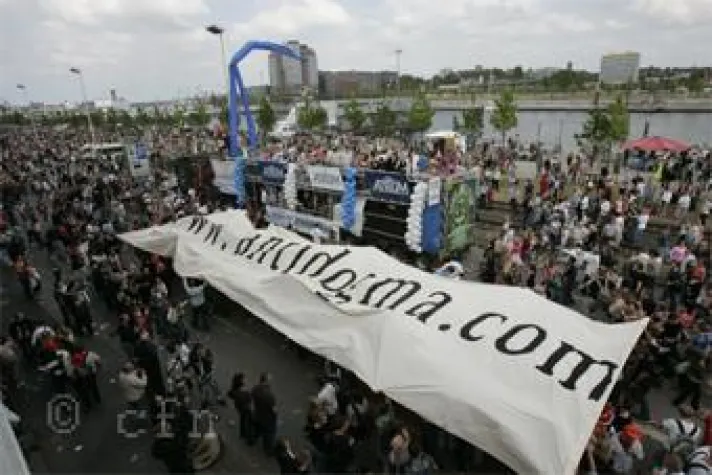 Bild: G-MOVE 2007: “The-Walking-Truck” war eine Protestaktion gegen das Kondomverbot des Papstes