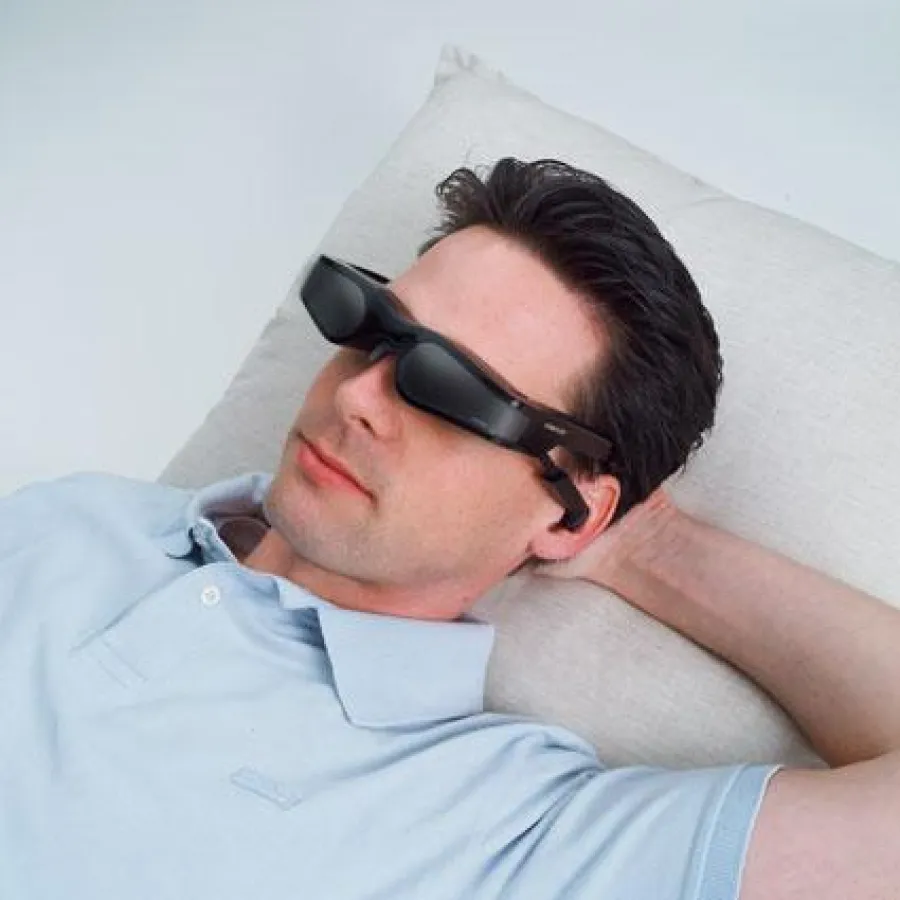 Mit der Videobrille Cinemizer kann sich der Mercedes-Kunde