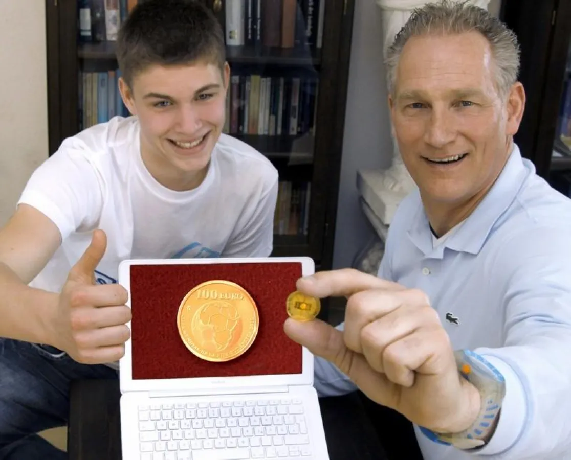 Goldgräber online: Diese 100-Euro-Goldmünze ist anlässlich der kommenden Fußball-WM erschienen.