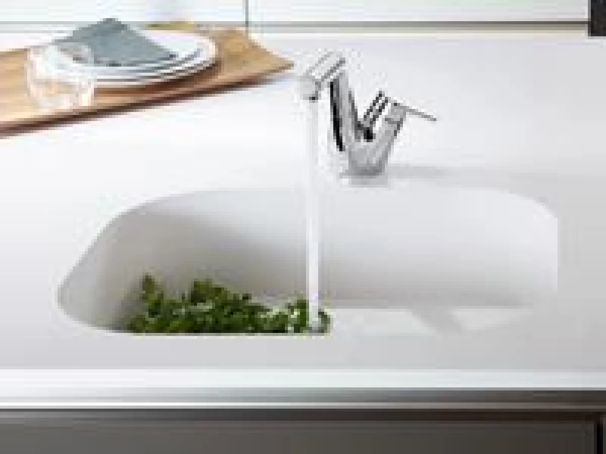 Die HANSASIGNATUR Spültischarmatur überzeugt durch intelligente Technik und Funktionalität.