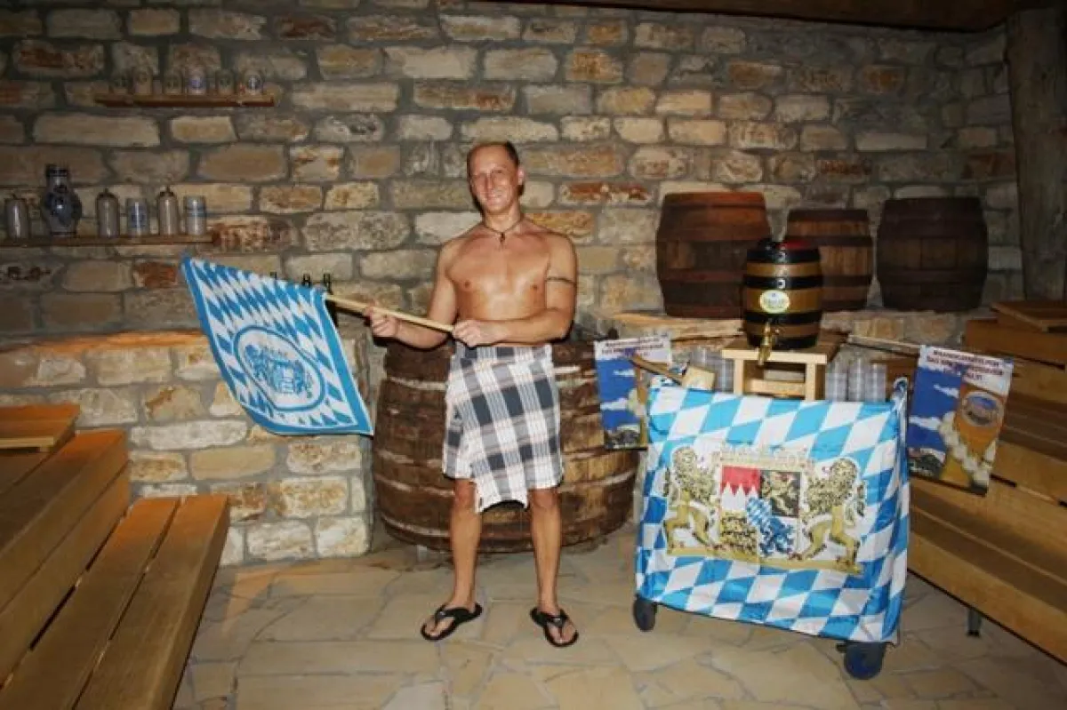 Aufgussmeister Martin Boyer beim Testlauf für den neuen Bieraufguss im Wohlfühlbad Bulmare.