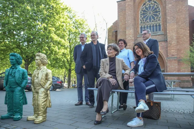 Bild: Kunst für alle: 700 lächelnde Beethoven-Statuen auf dem Bonner Münsterplatz