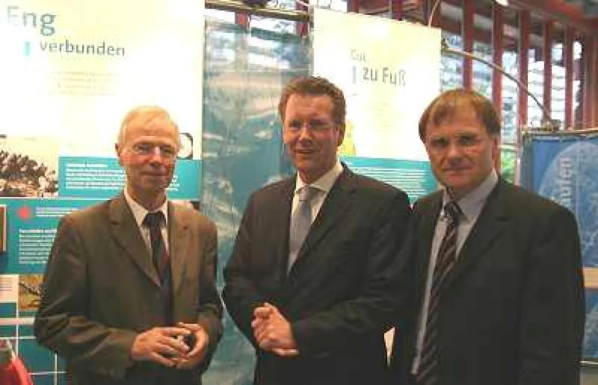 Organisator Prof. Karl Ernst von Mühlendahl (l.) und der stellvertretende Generalsekretär der DBU, Prof. Dr. Werner Wahmhoff (r.), begrüßten den Ministerpräsidenten Niedersachsens.