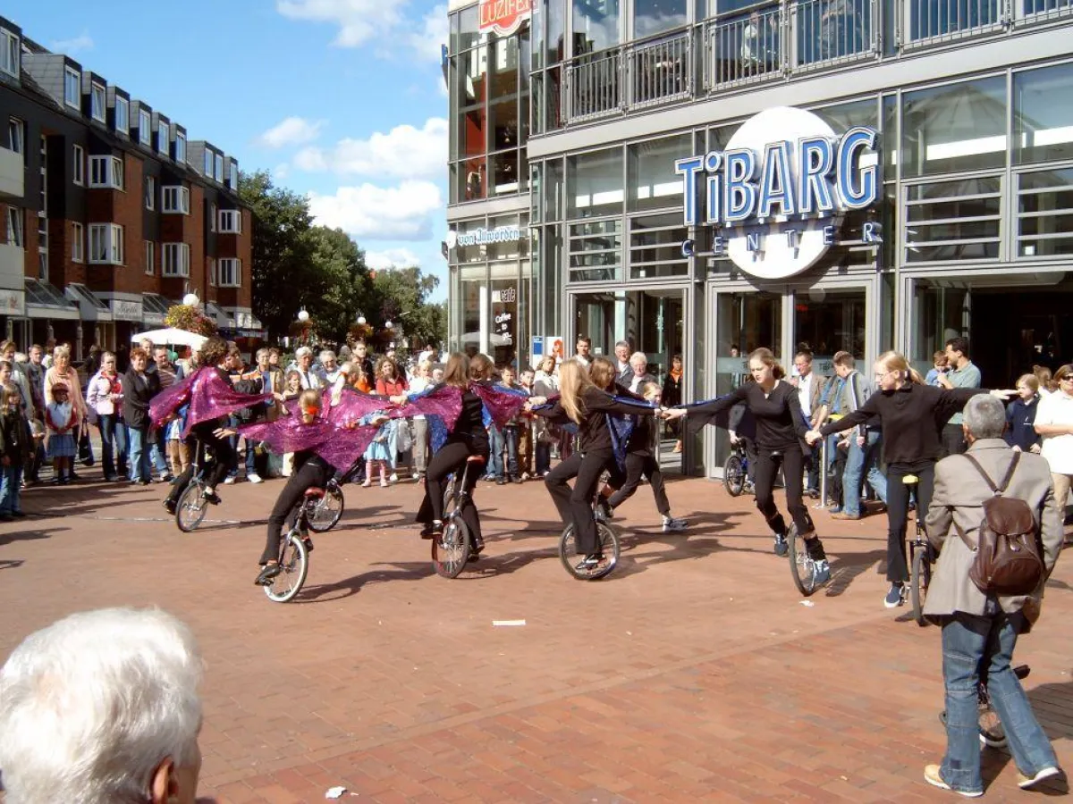 Die Einrad-Gruppe des NTSV auf der Niendorfer Zukunftsmeile 2006  (Foto: Sybille Ahrens)