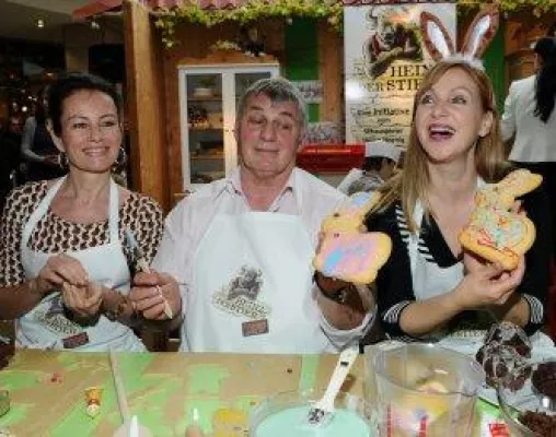 Bild: Heinz Hoenig bäckt Häschen für seine Kinder-Stiftung: Promi-Charity-Backen im Billstedt Center Hamburg