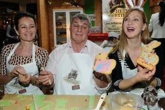 Heinz Hoenig bäckt Häschen für seine Kinder-Stiftung: Promi-Charity-Backen im Billstedt Center Hamburg Bild: Heinz Hoenig bäckt Häschen für seine Kinder-Stiftung: Promi-Charity-Backen im Billstedt Center Hamburg