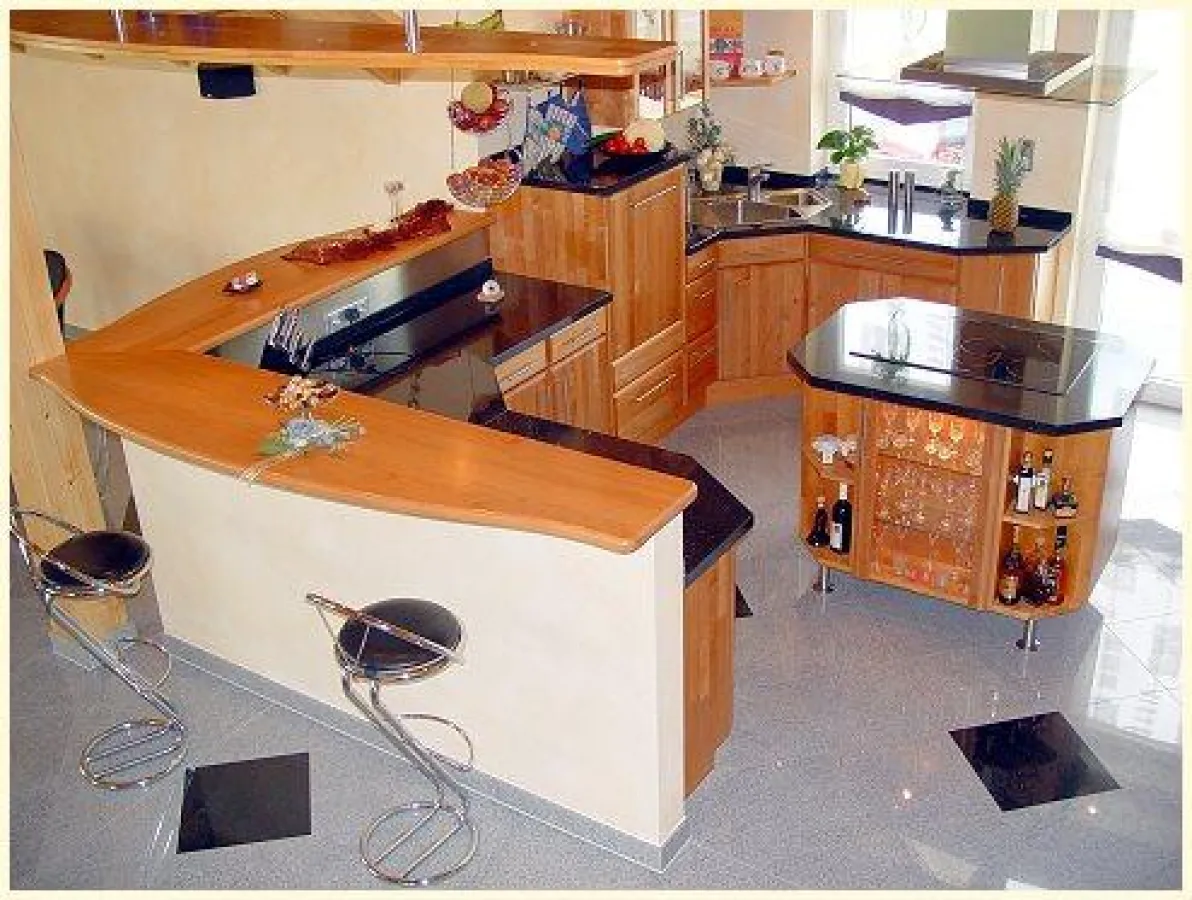 Massivholzküche in Erle, Arbeitsplatten Granit, Theke Buche massiv