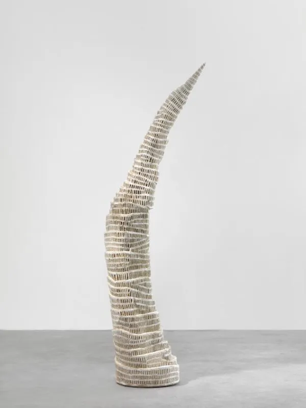 Foto (Bernd Borchardt): Klaus Hack, ?Babel?, 2012/13, Pappelholz, weiß gefasst, 198,5 x 67 x 39 cm