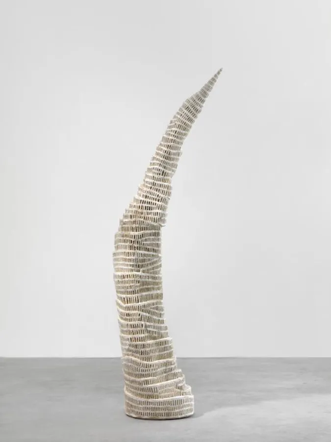 Foto (Bernd Borchardt): Klaus Hack, ?Babel?, 2012/13, Pappelholz, weiß gefasst, 198,5 x 67 x 39 cm