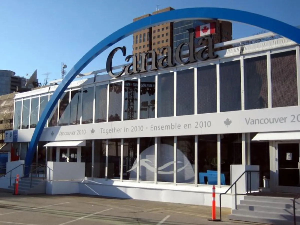 Zweigeschossiges Losberger Zelt Emporium