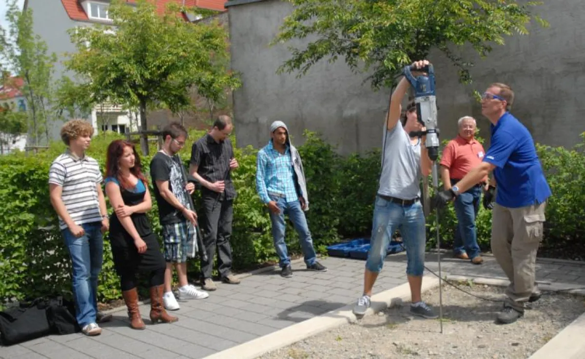 Nach der Demonstration gehen die Studenten zur Praxis über mit dem Einbau der Rammverpresslanzen.