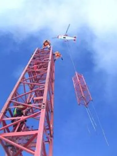 WOLFFKRAN Austria mit drei WÖLFFEN im alpinen Einsatz bei Pendelbahnbau in Ischgl Bild: WOLFFKRAN Austria mit drei WÖLFFEN im alpinen Einsatz bei Pendelbahnbau in Ischgl