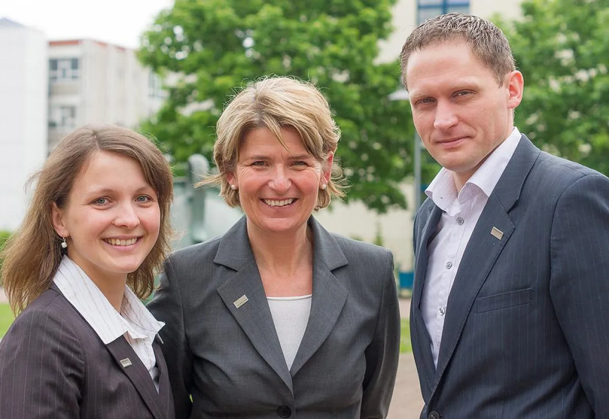 Bild (v.l.n.r.) Martina Richter, Prof. Dr. Elisabeth van Bentum und Marco Lipke