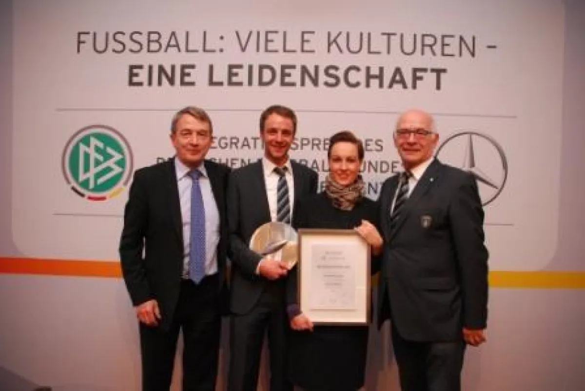 Foto: DFB-Praesident Wolfgang Niersbach überreicht den Werder-Vertretern den Sonderpreis © SV Werder