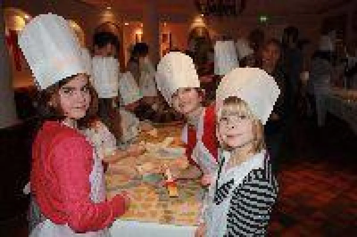 Kinder backen Plätzchen
