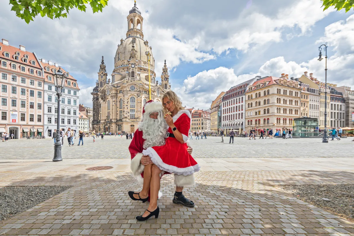 Sommerweihnacht in Dresden: Katrin und Matthias Walther vor der Frauenkirche (© Jens Kirchschläger)