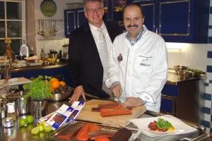 Bild: Johann Lafer und Firma Wechsler Feinfisch GmbH bringen irischen Biolachs in Bestform