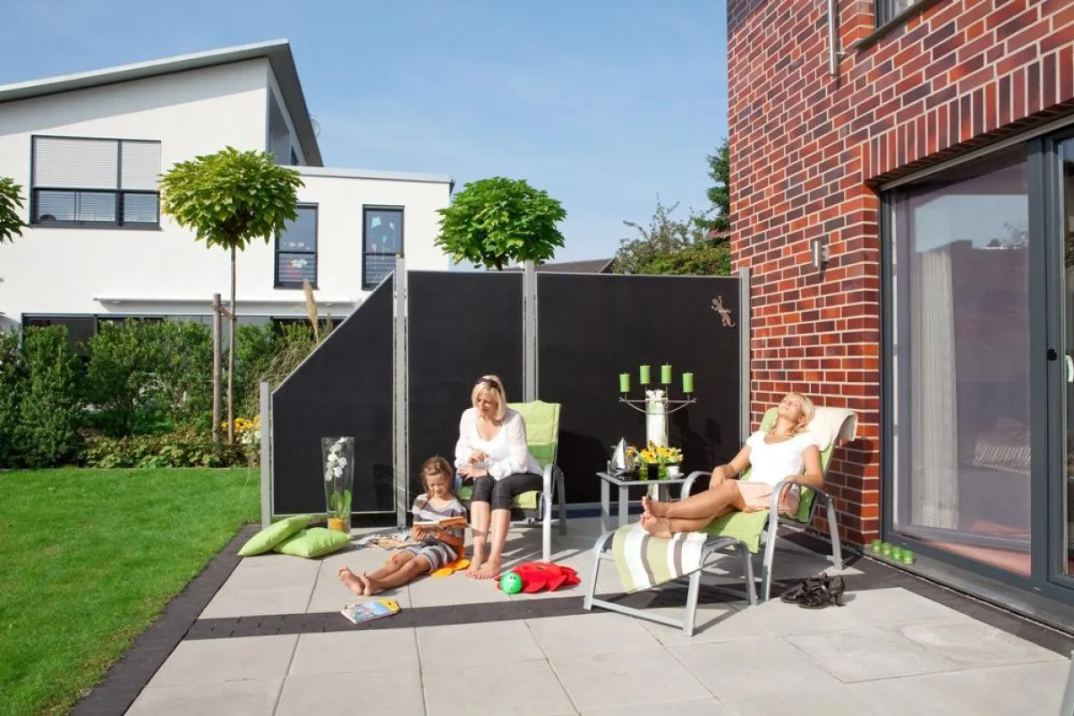 Die Sonne genießen ohne dabei beobachtet zu werden – Ein Sichtschutz bietet mehr Privatsphäre auf der heimischen Terrasse. Bild: tdx/Brügmann TraumGarten