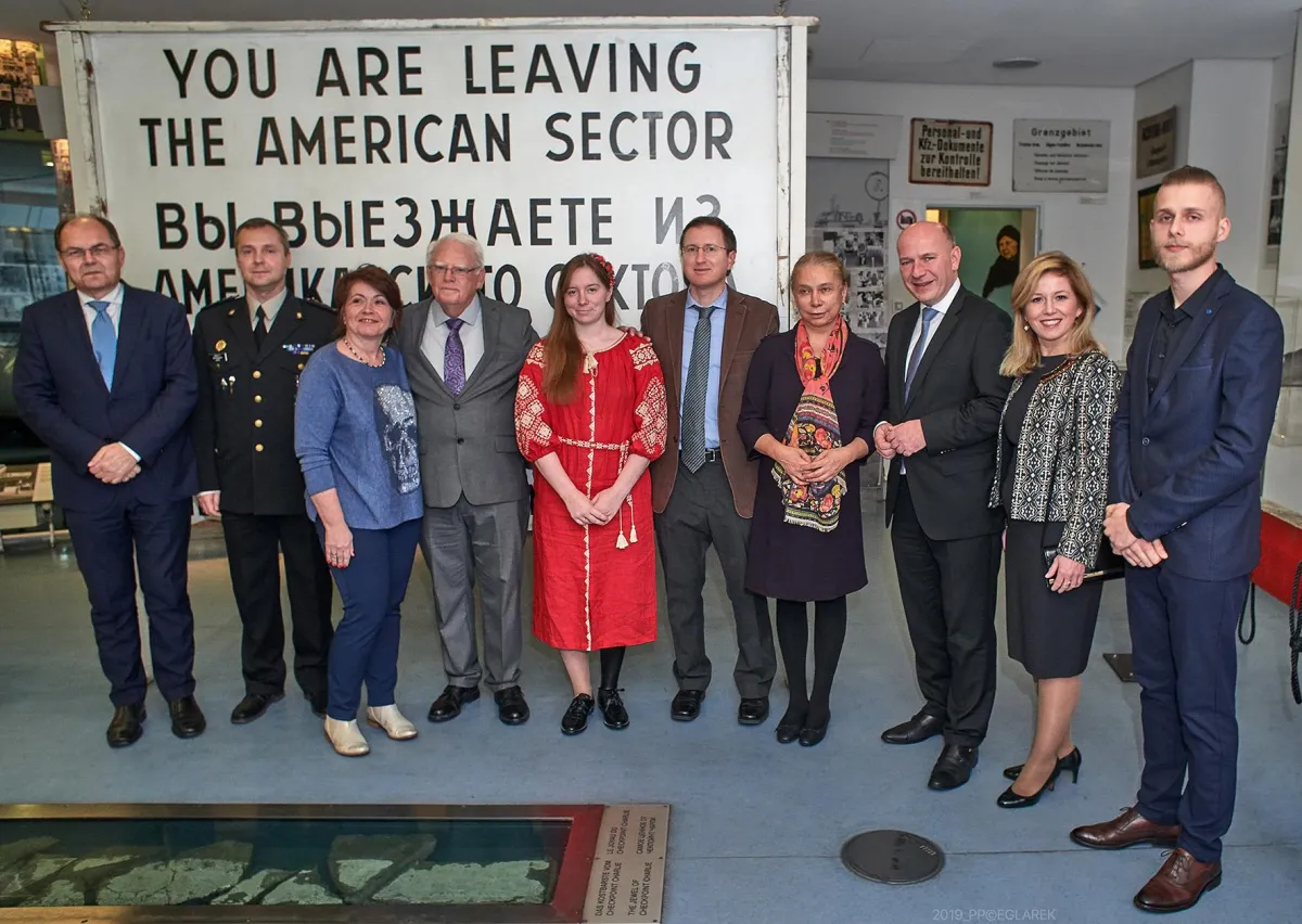 Schmidt, Karpenko, Warrick m. Tochter, Benda, Burba, Hildebrandt, Wegner, Dr. Melnyk, Benda