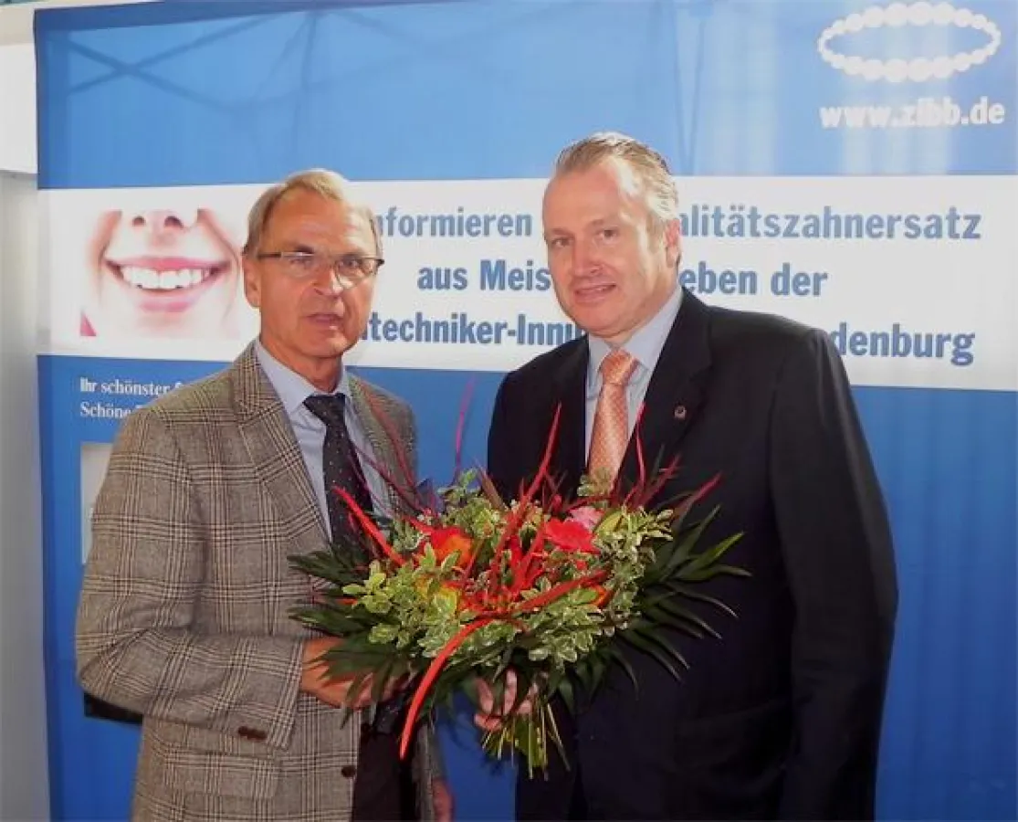 K. Hesse, Landesinnungsmeister der Zahntechniker-Innung Berlin-Brandenburg, gratuliert ZTM Th. Hahn zu seiner Auszeichnung.