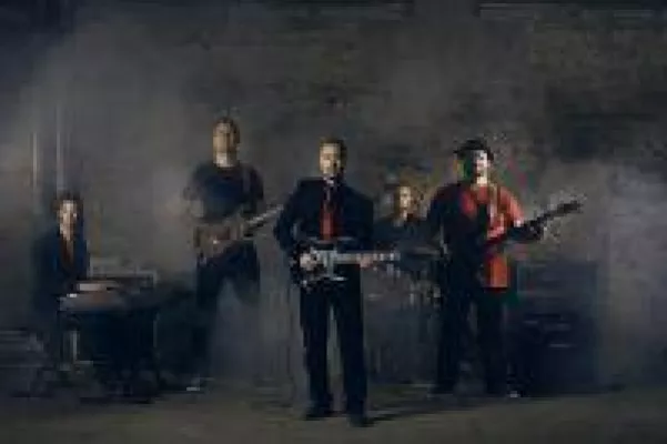 Bild: Ist die silberne Gitarre zu bändigen? Neues Video aus Finnland Up In Space