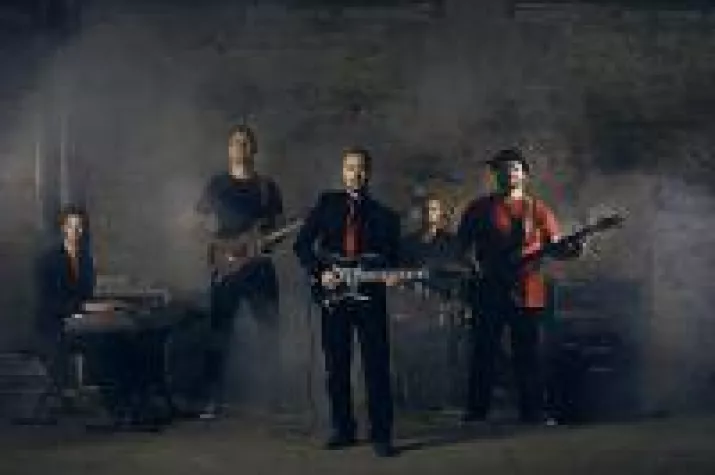 Bild: Ist die silberne Gitarre zu bändigen? Neues Video aus Finnland Up In Space