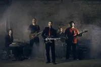 Bild: Ist die silberne Gitarre zu bändigen? Neues Video aus Finnland Up In Space