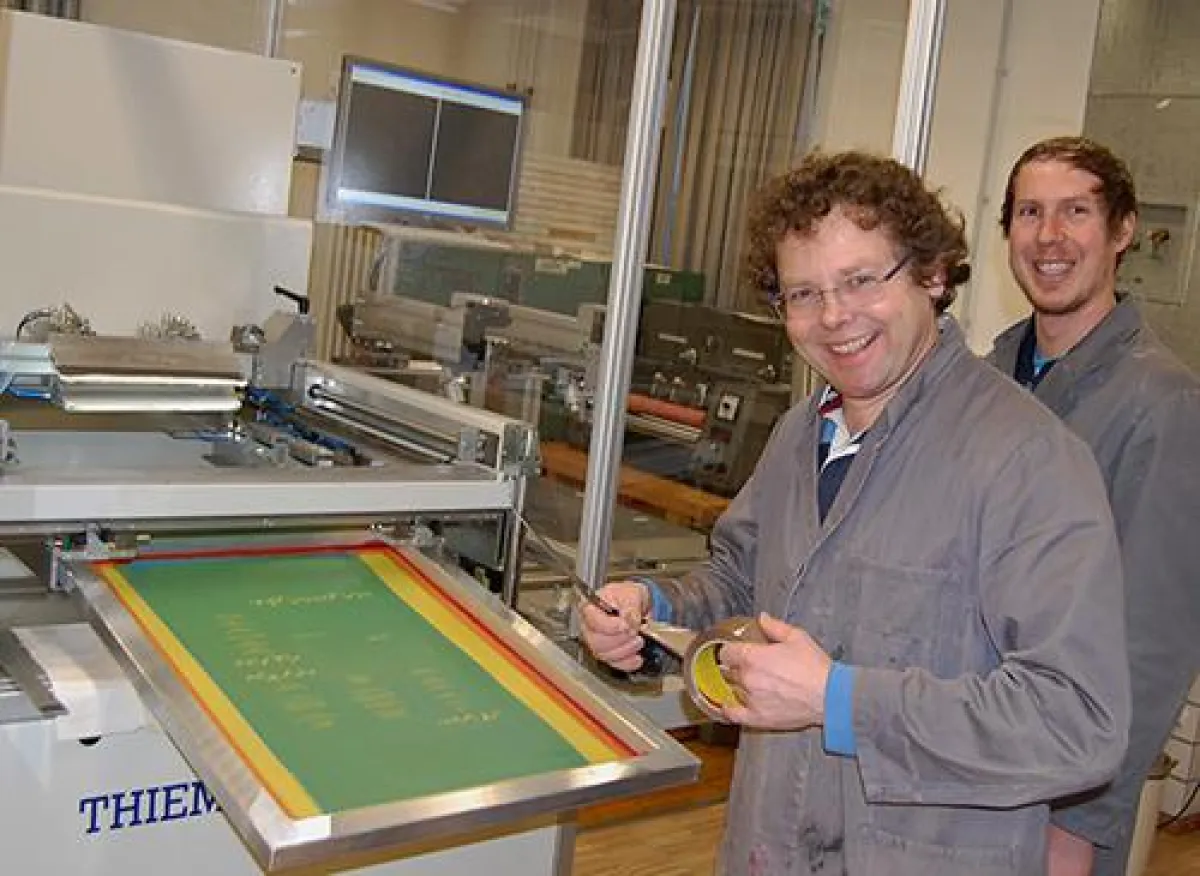 Prof. Dr. Ulrich Moosheimer mit Mitarbeiter vor der Thieme LAB 1000