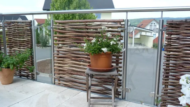 Bild: Haselnussholz – Aluminium – Glas: Eine attraktive Sichtschutzkombination auch für die moderne Architektur