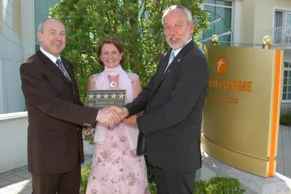 Travel Charme Kurhaus Binz/Rügen: Vergabe der höchsten Hotelklassifizierung „5-Sterne-Superior“ Bild: Travel Charme Kurhaus Binz/Rügen: Vergabe der höchsten Hotelklassifizierung „5-Sterne-Superior“