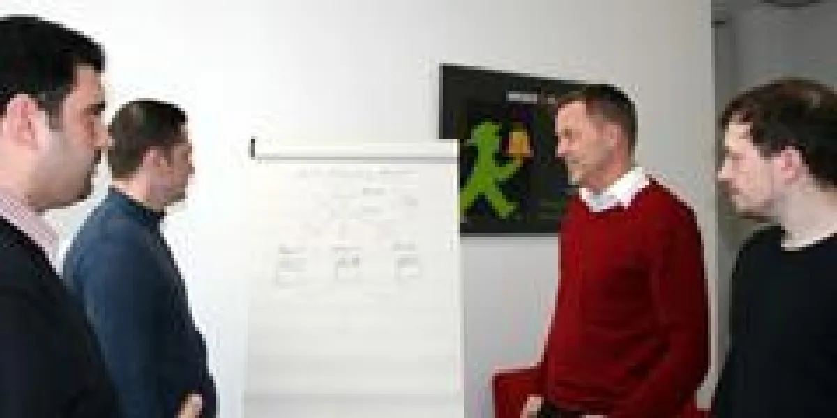 Auf Planabweichungen kann in den täglich stattfindenden Kurz-Meetings sofort reagiert werden.