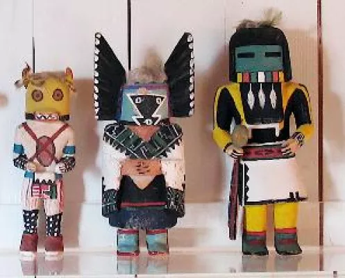 Bild: Bunte Antiquitäten – Kachinas in Bayern