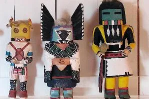 Bild: Bunte Antiquitäten – Kachinas in Bayern