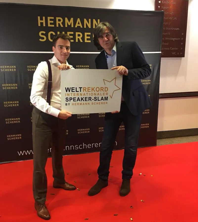 Hermann Scherer gratuliert Volker Wiedemann (li.) zu seinem Erfolg