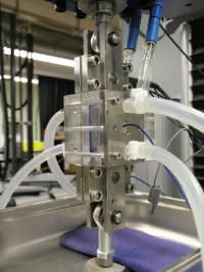 Abbildung 1: Zugversuch mit elektrochemischer in situ Wasserstoffbeladung (Quelle: IWM)