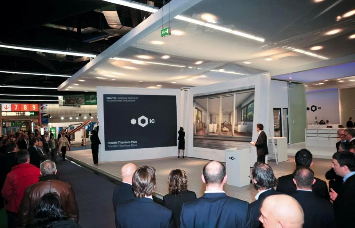 Viele Besucher blieben bei der Präsentation des „Book of Innovations“ beeindruckt stehen